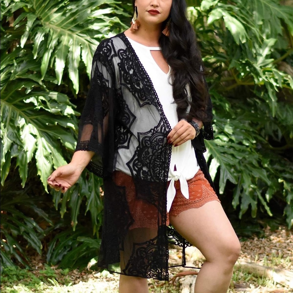 Black Lace Kimono - Picture 2 of 4